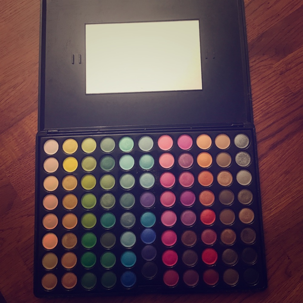 Eye shadow palette