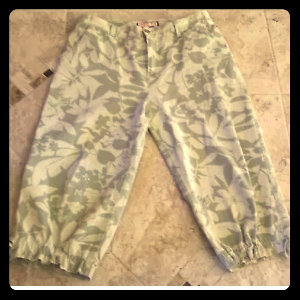 Jamaica Bay Green Floral Camouflage Print Capris