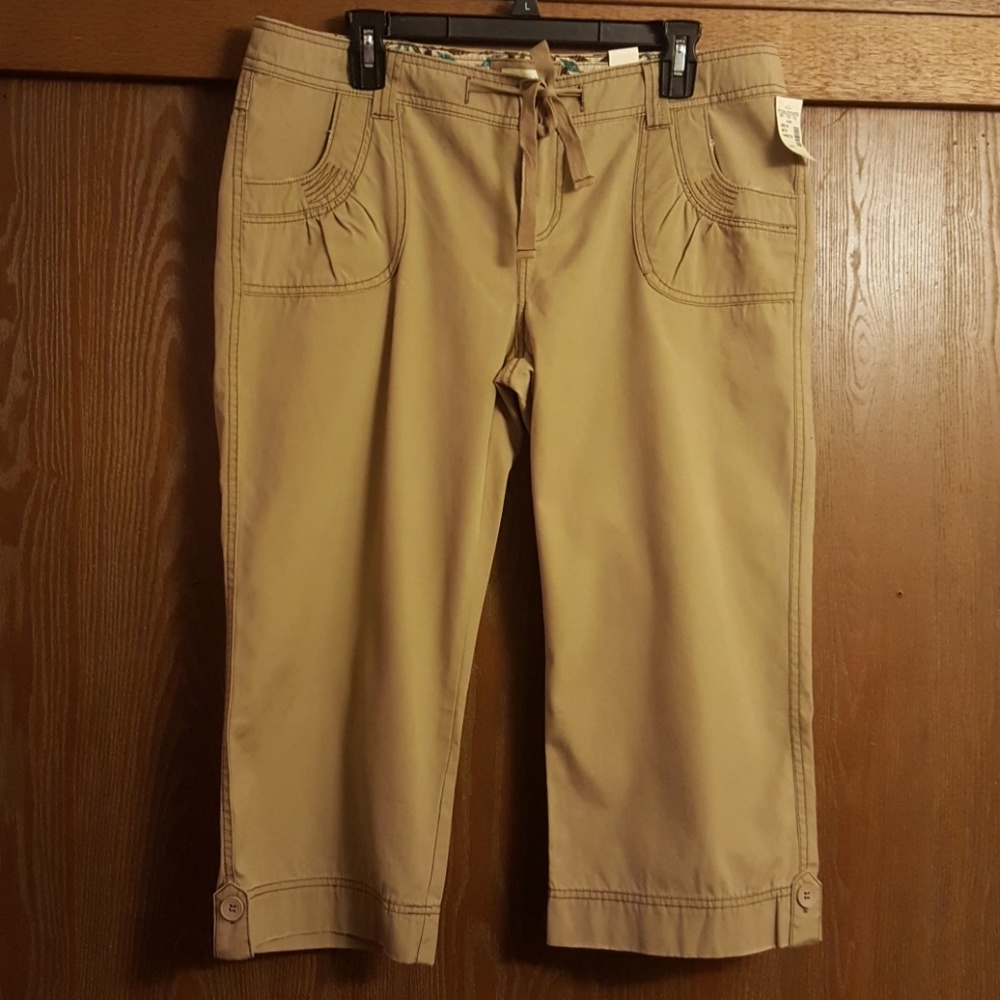 Maurices Khaki Capris Size 13/14 NWT