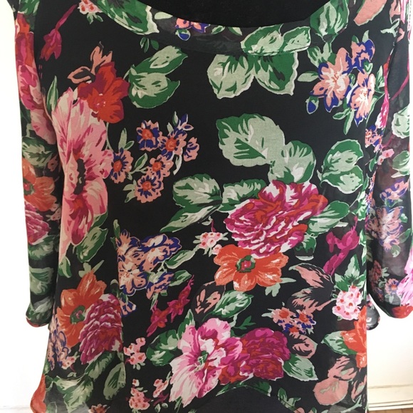 Beautiful LF bell-sleeve and could shoulder top - Picture 2 of 6