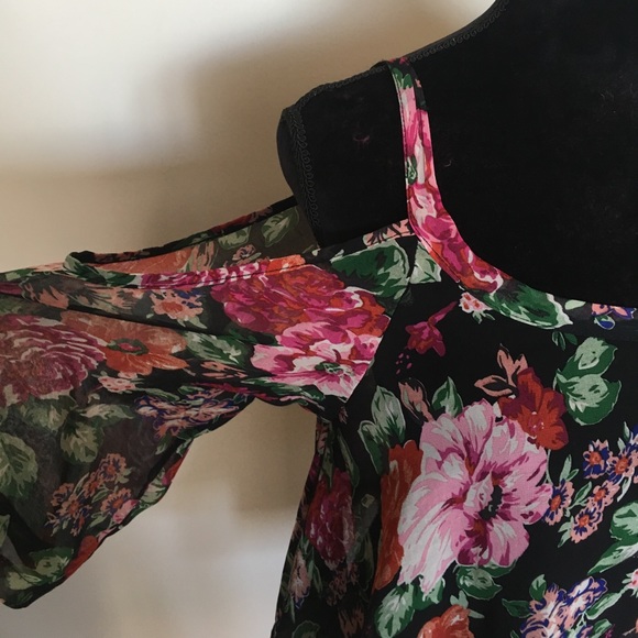 Beautiful LF bell-sleeve and could shoulder top - Picture 3 of 6