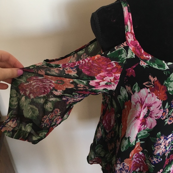 Beautiful LF bell-sleeve and could shoulder top - Picture 4 of 6