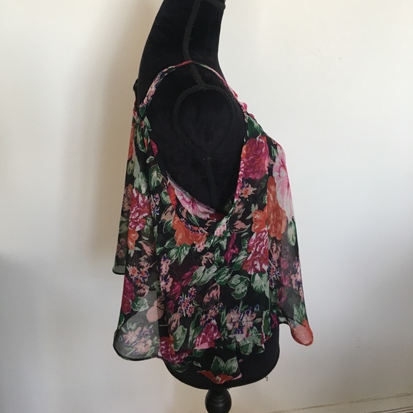 Beautiful LF bell-sleeve and could shoulder top - Picture 5 of 6