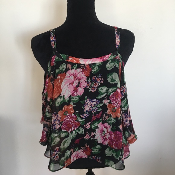 Beautiful LF bell-sleeve and could shoulder top - Picture 6 of 6