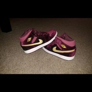 Air Jordan 1 Retro Velvet "Night Maroon"