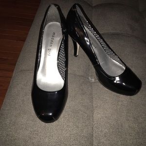 Round toe black pumps