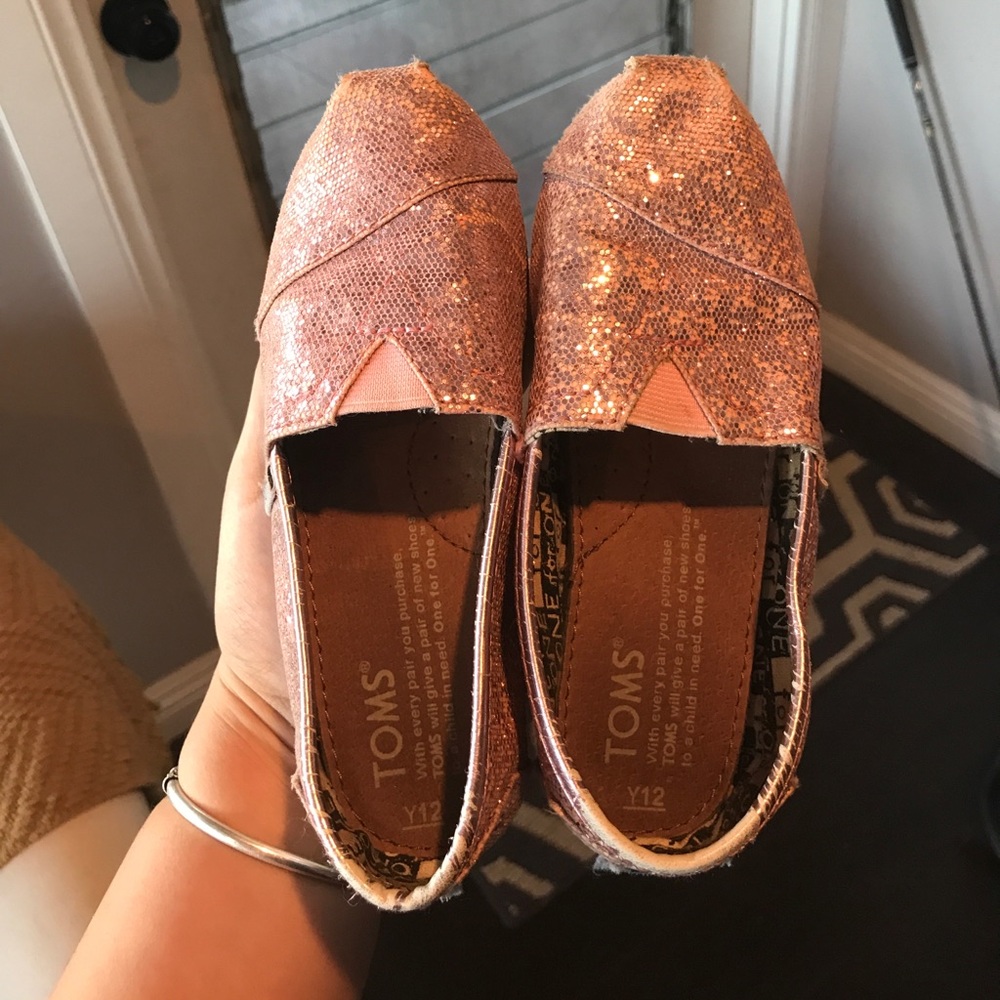 Girls Y12 Toms pink glitter slip ons.