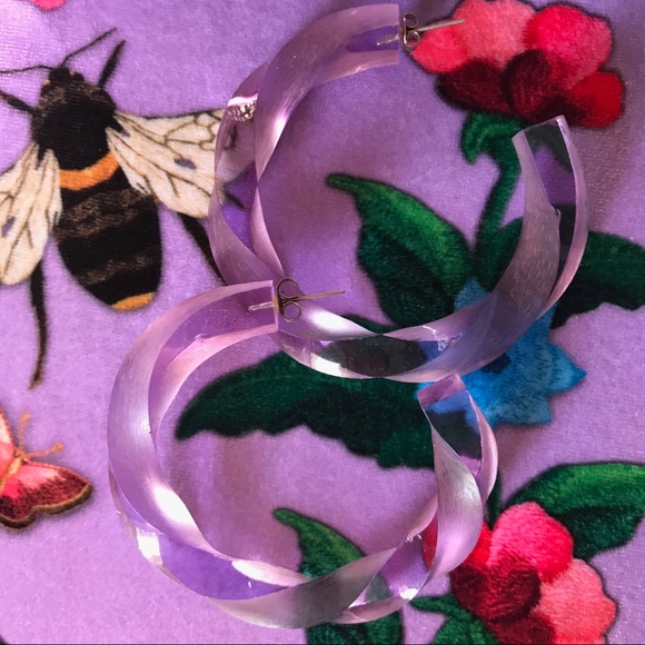 VINTAGE Lavender Lucite Hoops - Picture 1 of 3
