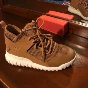 Adidas tennis shoes brand new!! Size 7