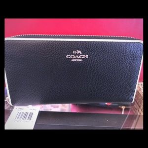 💖New Coach Black Accordion Zip Wallet