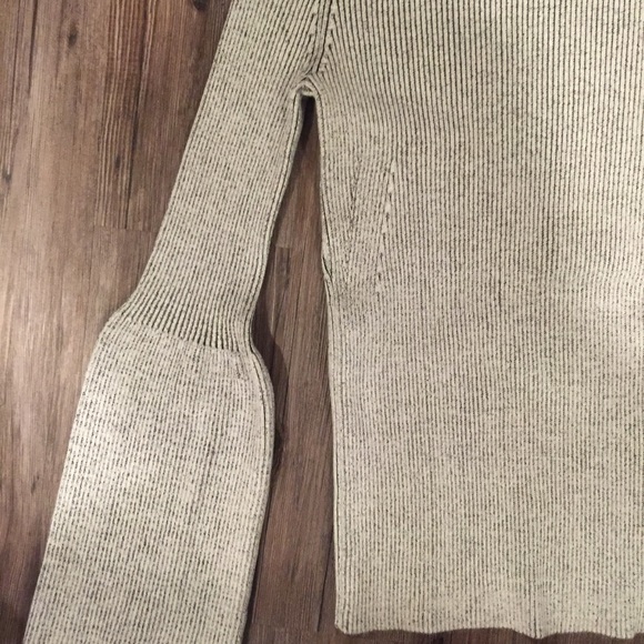 Thick Bell sleeve sweater - Picture 2 of 3