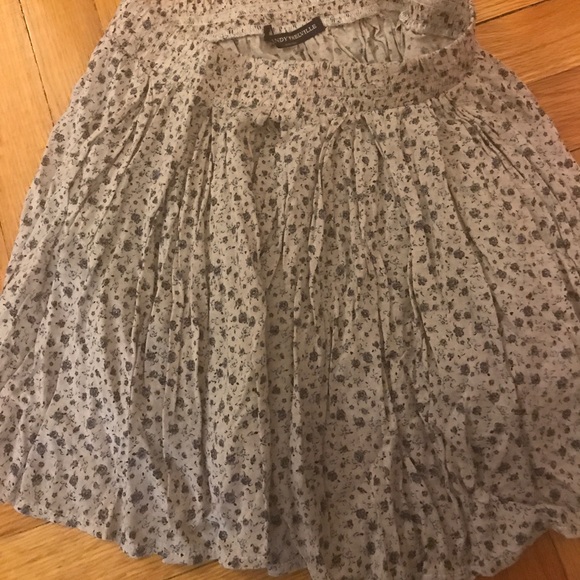 Brandy Melville floral skirt - Picture 2 of 2