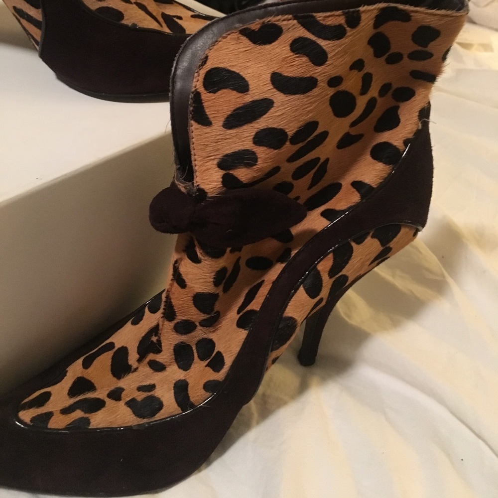 Gorgeous chocolate brown suede boots w pony hair