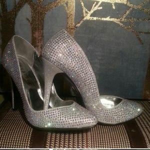 **SOLD**Beautiful Silver Pumps #reposhing #sparkle