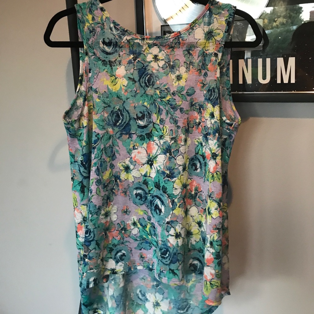 Floral women's top. Size Medium.