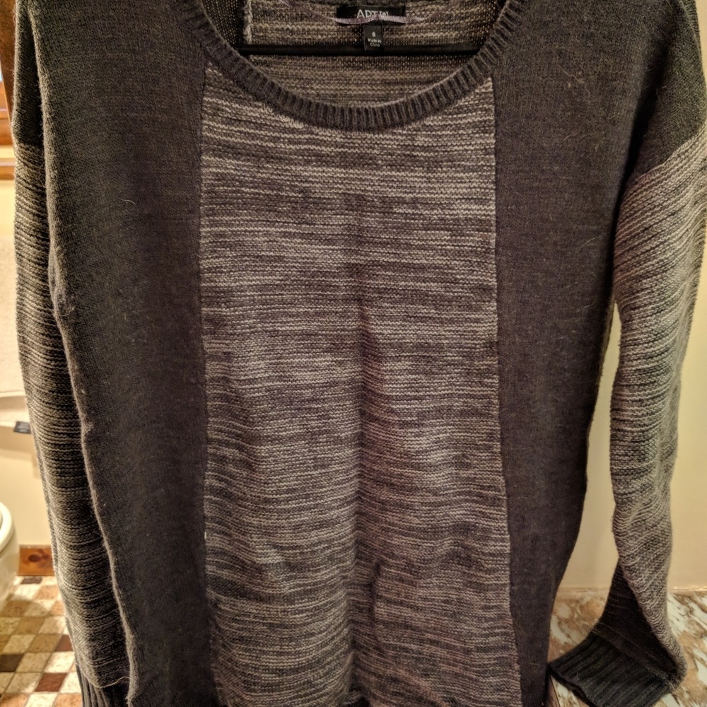 Boxy handkerchief, color block sweater