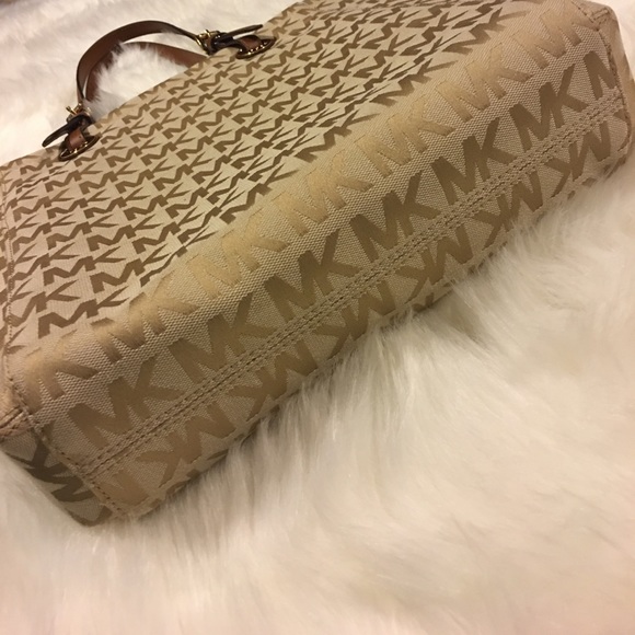 ❤️Sold❤️Authentic! Michael Kors Jet Set Tote - Picture 4 of 8