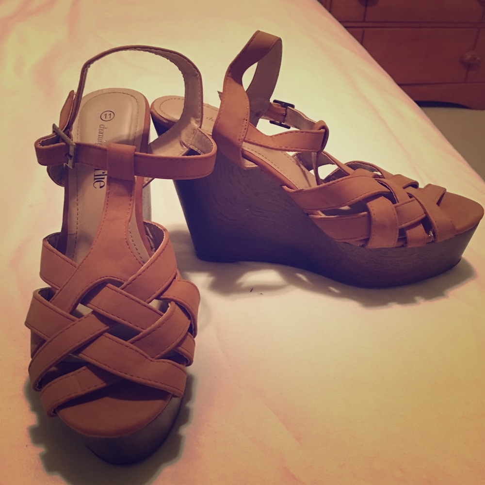 🎉Sale🎉NWOT Brown Wedges