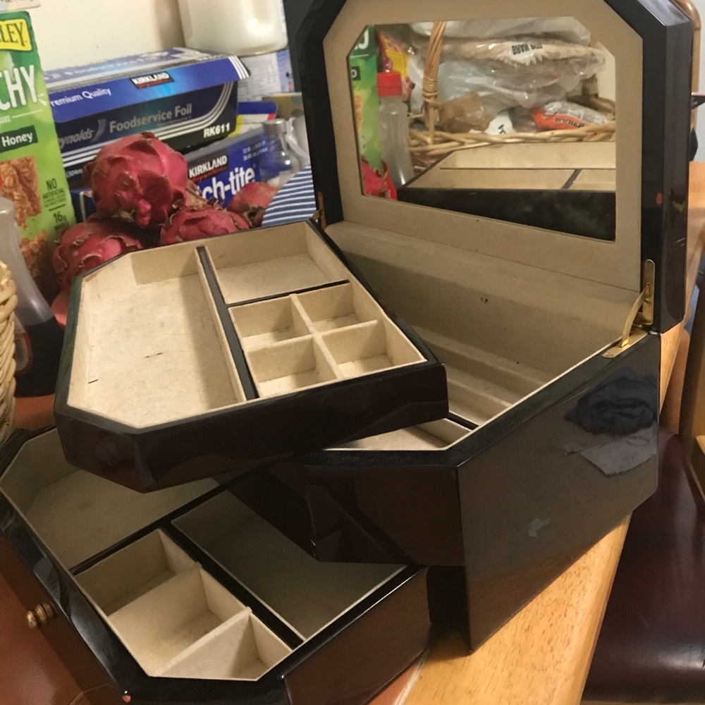 Make up storage kit. - Picture 2 of 3