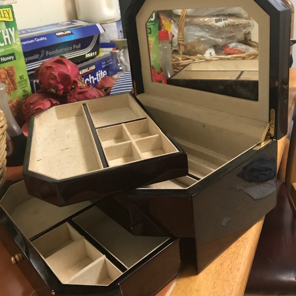 Make up storage kit. - Picture 2 of 3