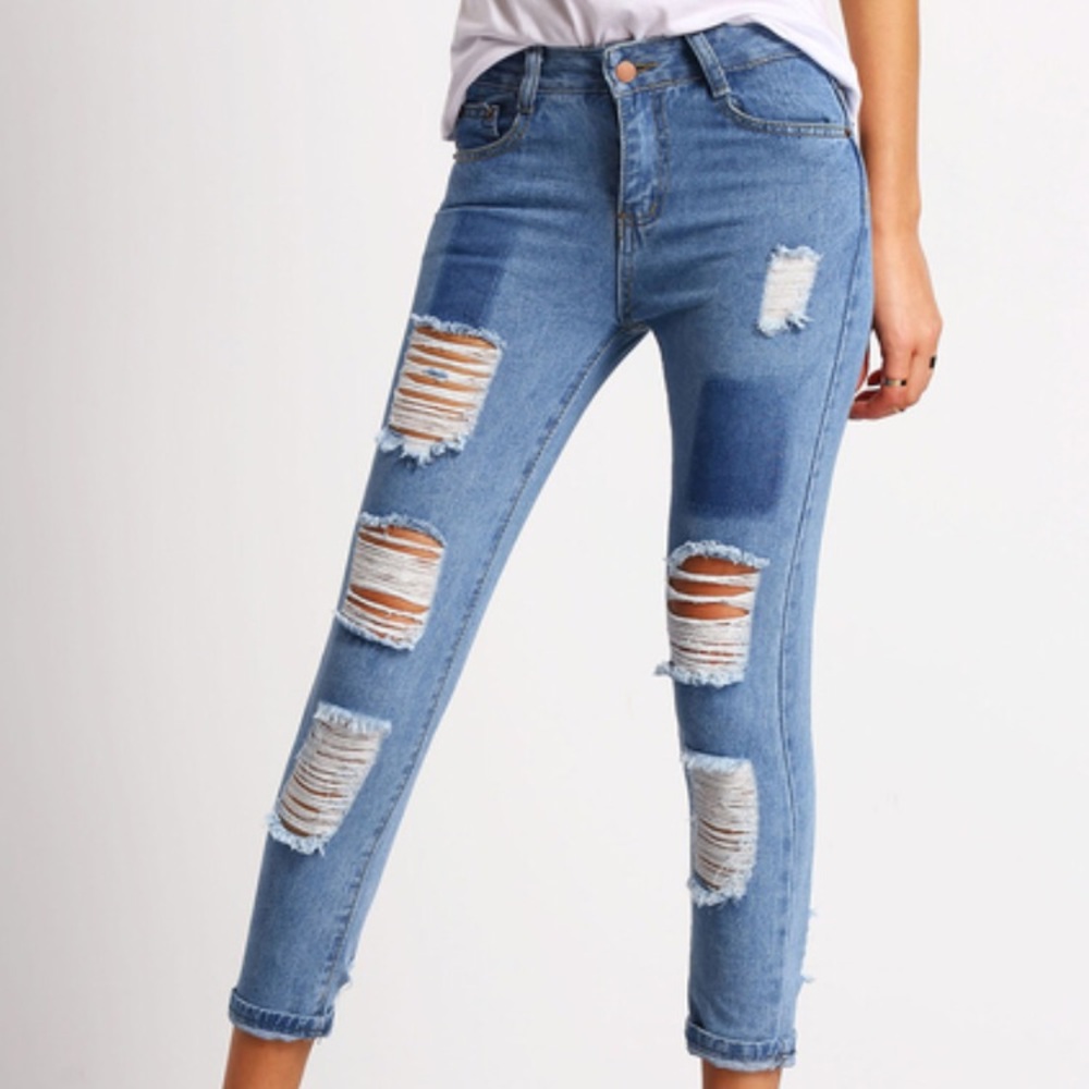Slightly skinny jeans with holes