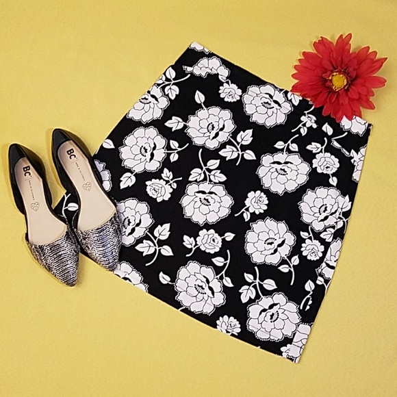 LOFT Dresses & Skirts - LOFT Black & white floral print mini skirt