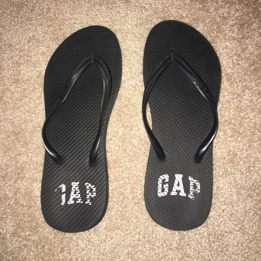 Gap black flip flops
