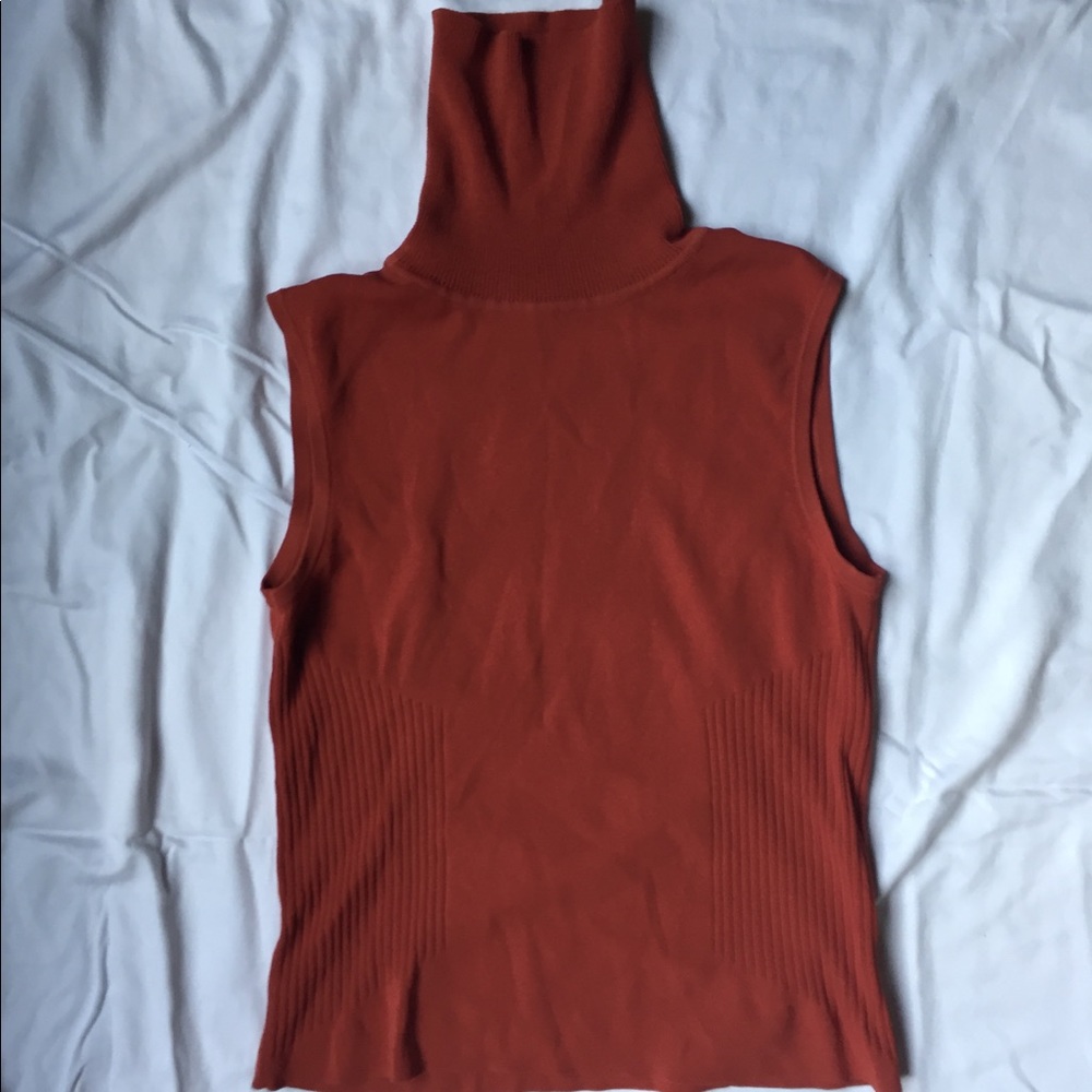 Sleeveless turtle neck