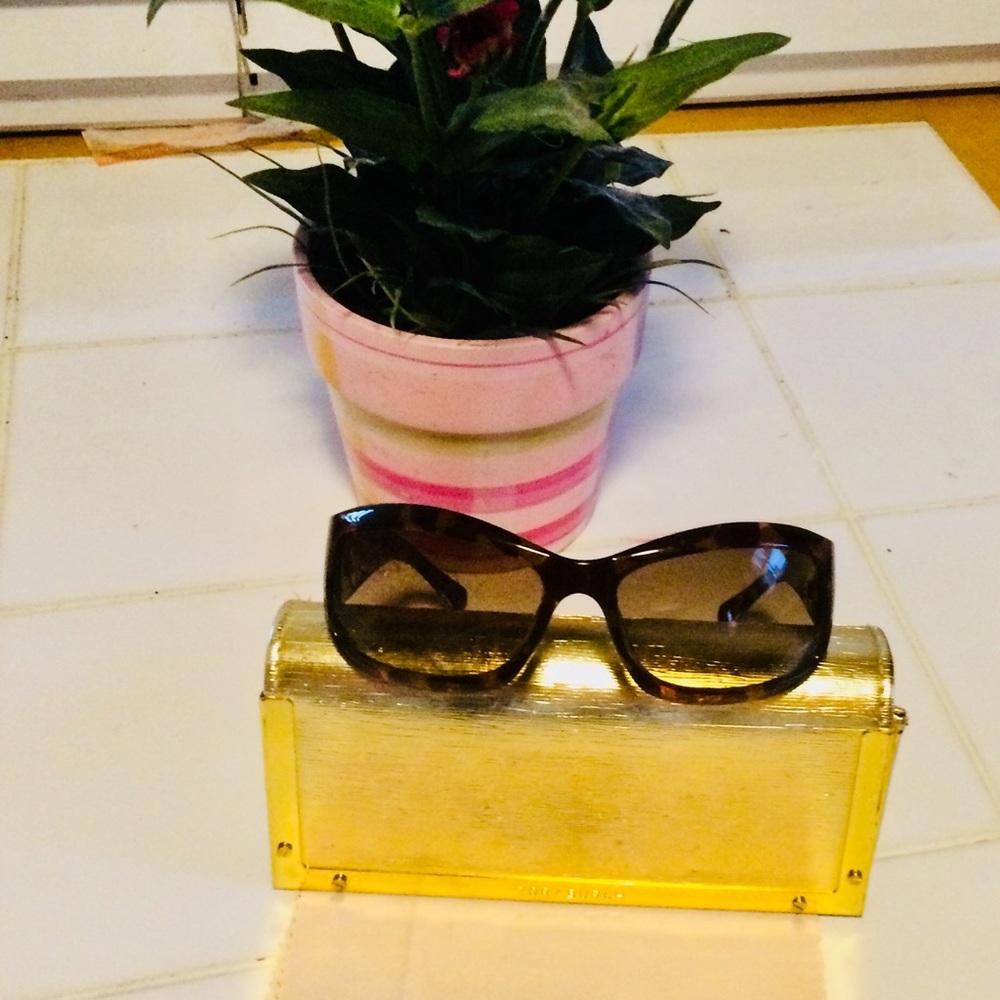 Tory Burch Sun Glasses. - Picture 3 of 3