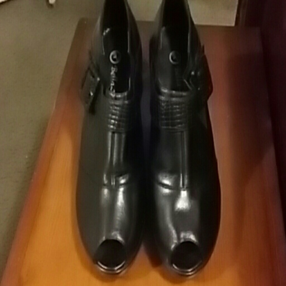 Bella vita peep toe shoes!!