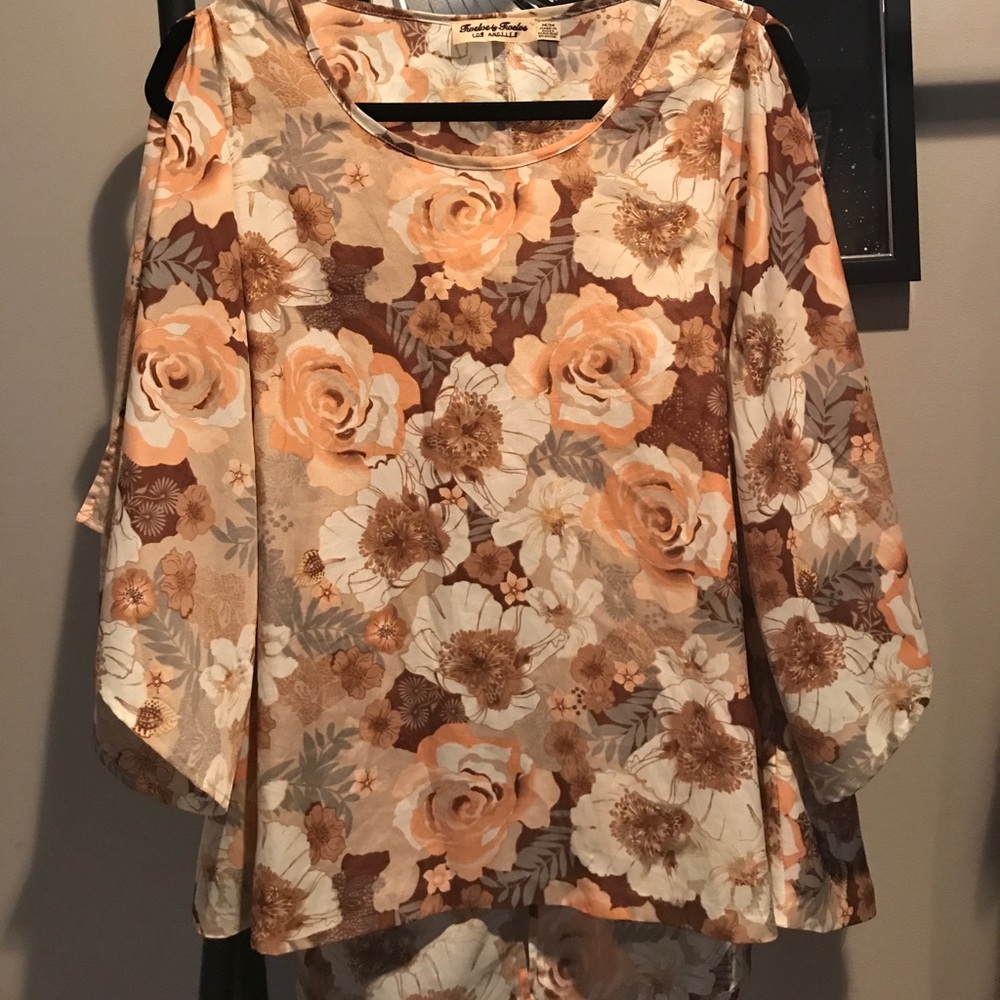 Floral silk top. Size Medium.