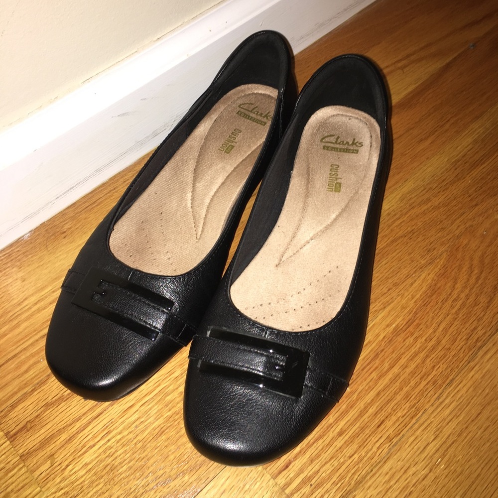 Clarks flats- like new!
