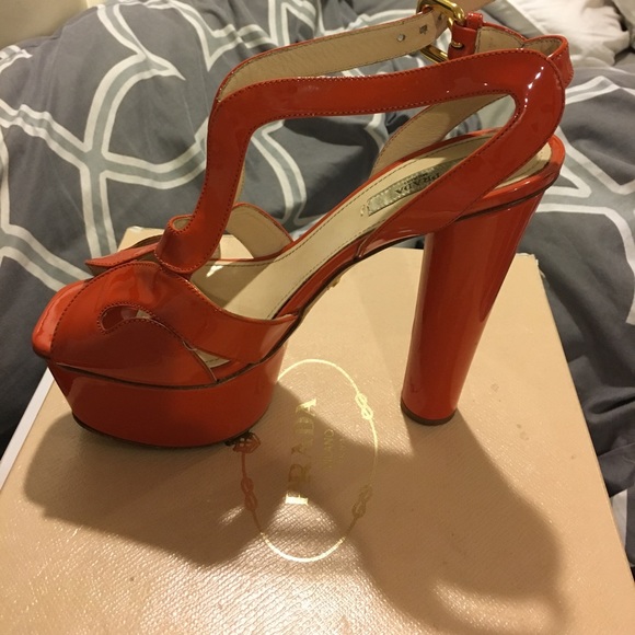 1,100 - Picture 3 of 3