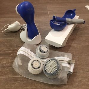 Clarisonic Plus includes 3 new heads/body extender