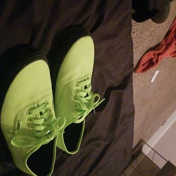 Bright green vanss - Picture 1 of 3