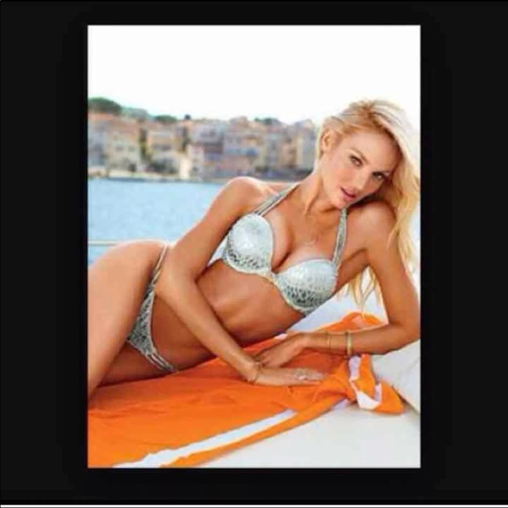 Sexy bombshell in color blue foil