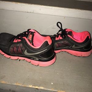 BLACK AND PINK NIKE RUNNING SHOES