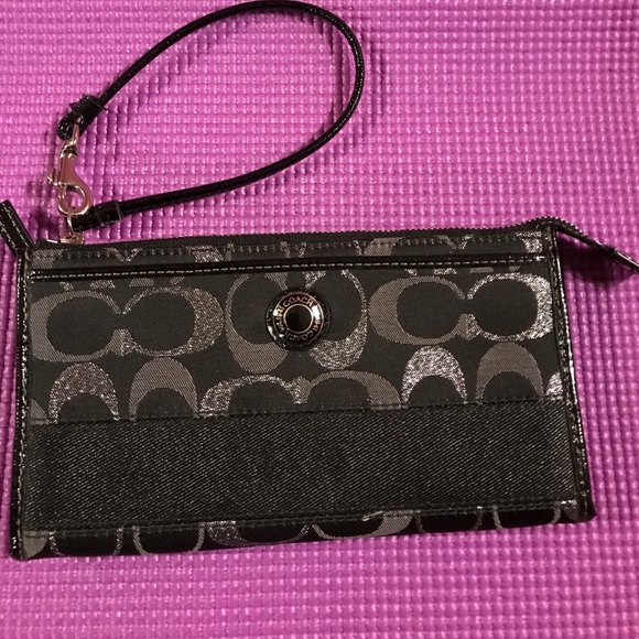 Coach Handbags - Coach Wristlet