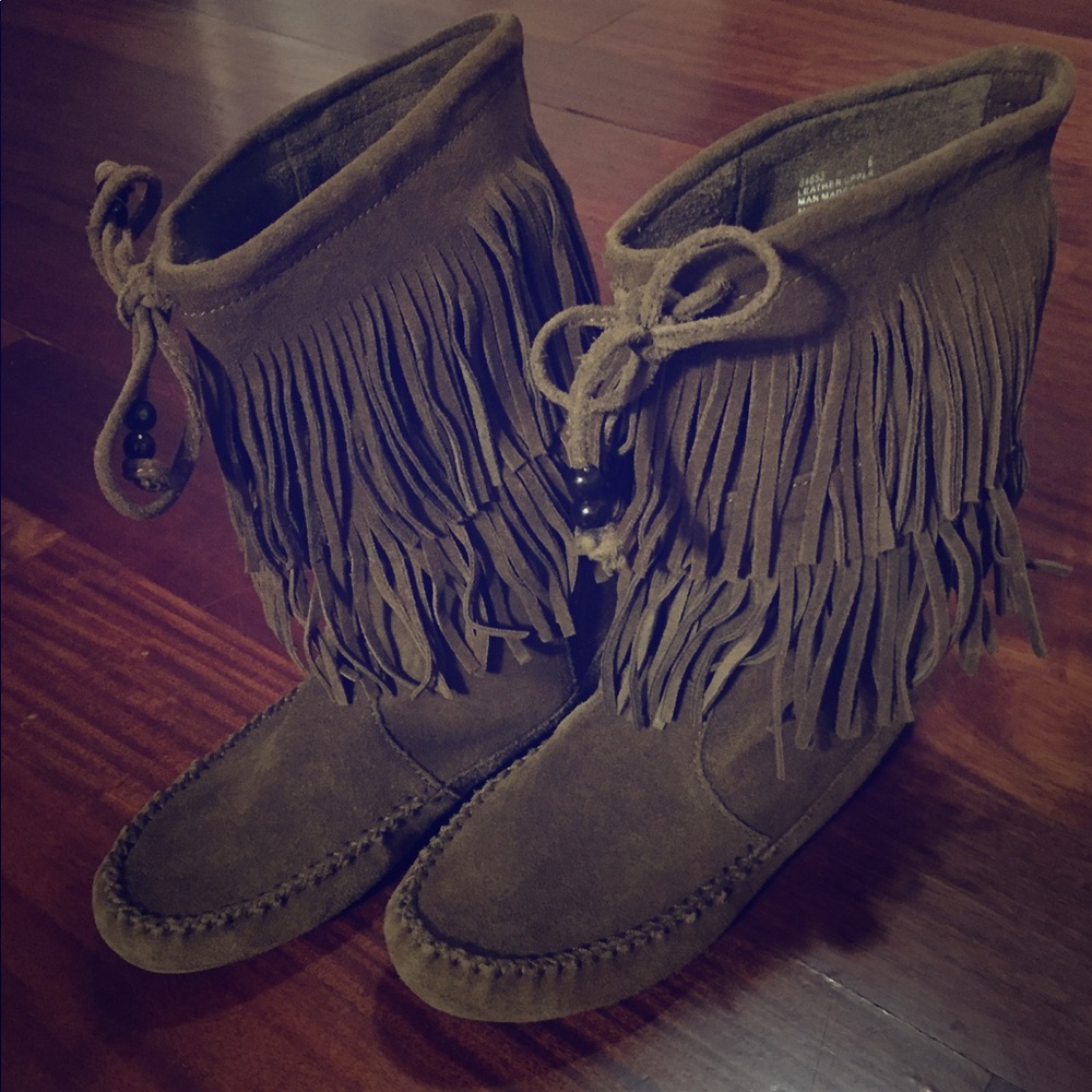 Minnetonka Fringe Bootie size 6