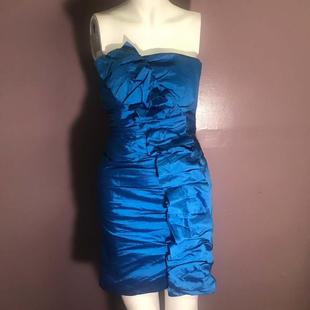 STRAPLESS BLUE FORMAL DRESS