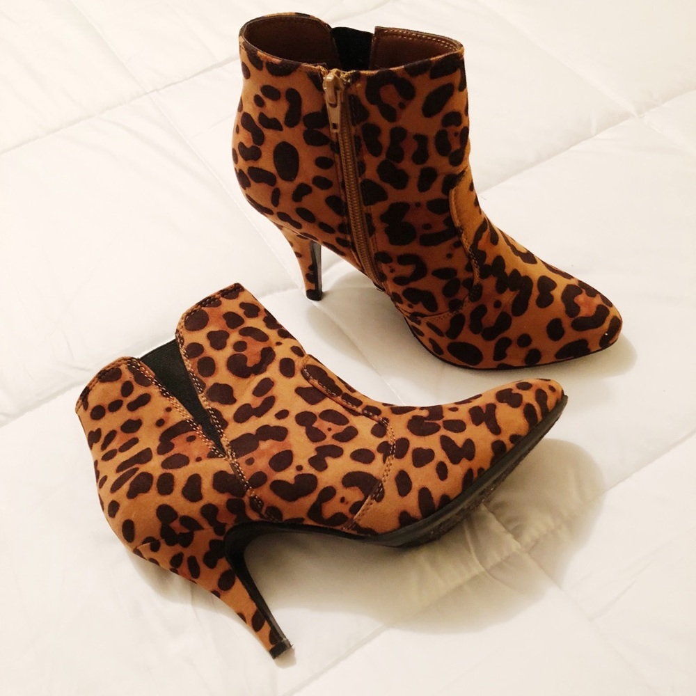 🖤TAN LEOPARD TULIP BOOTIES🖤