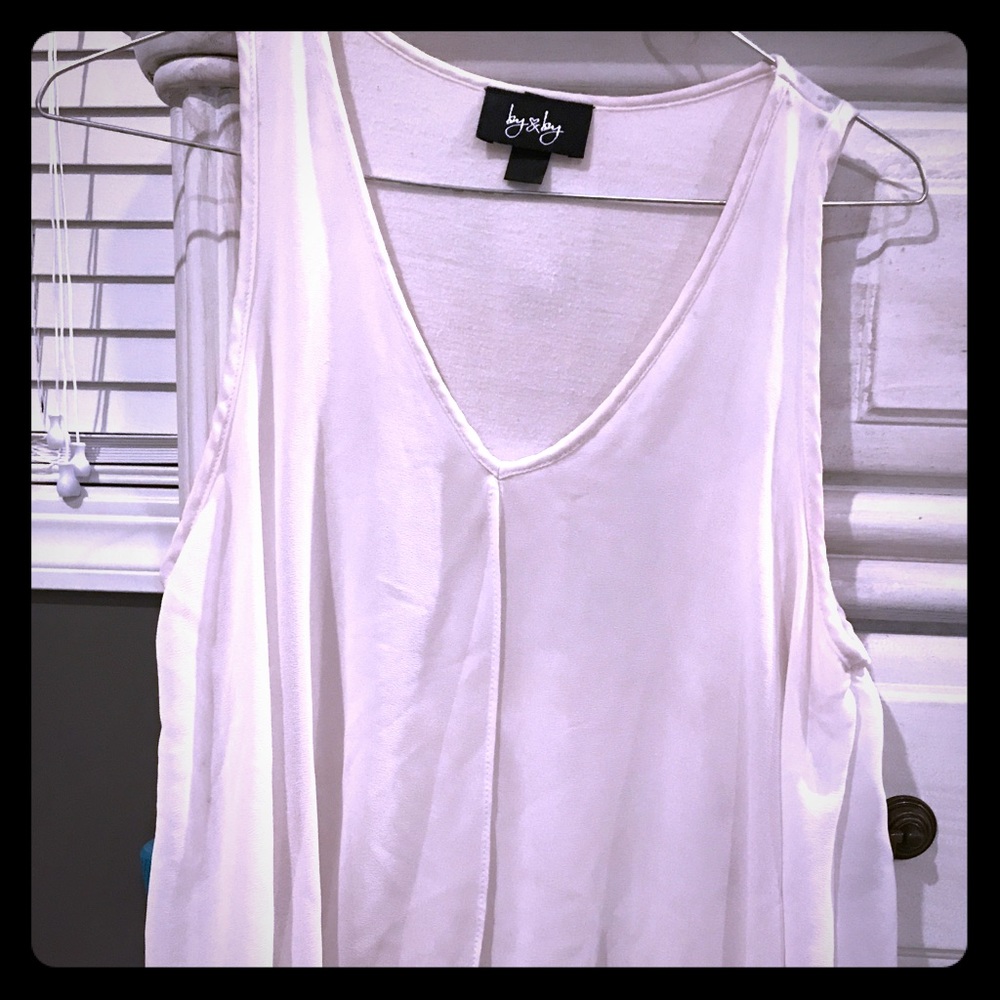 White flowy girls shirt.