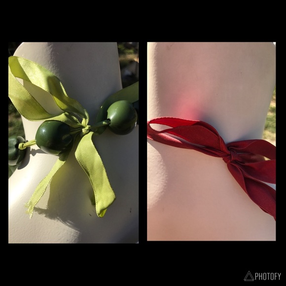 Necklace with large beads threaded on ribbon - Picture 2 of 3