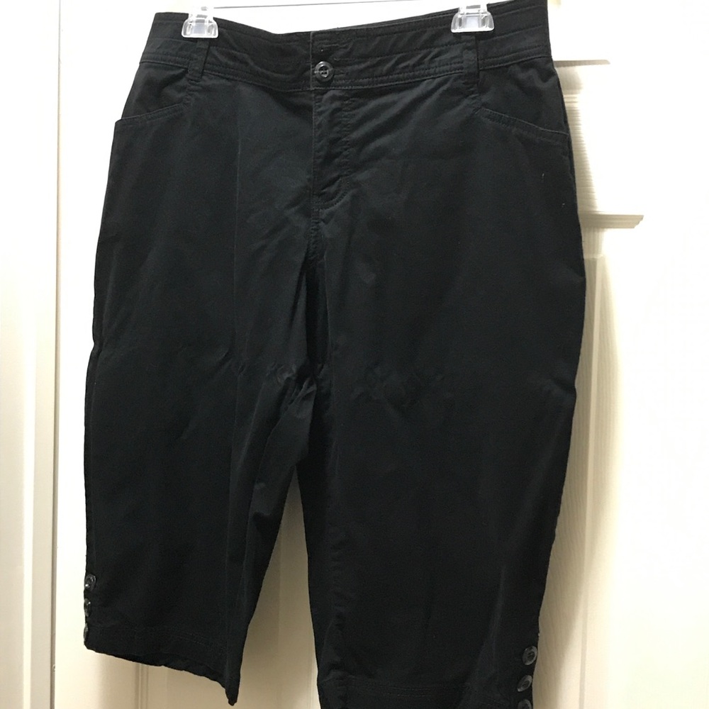 ➕Capri pant, fits like a Bermuda, just below knees
