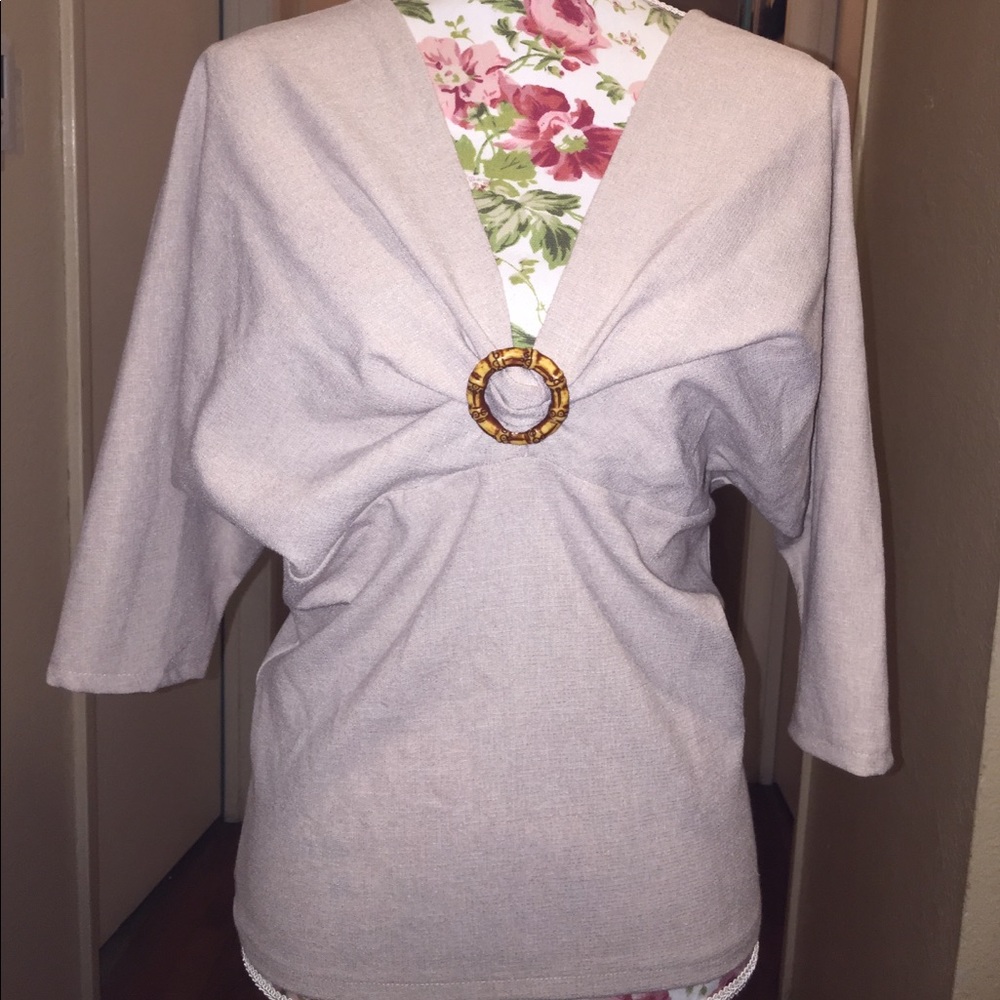 Vintage Style cream blouse with zipper the back