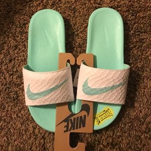 Women’s Nike slip on’s