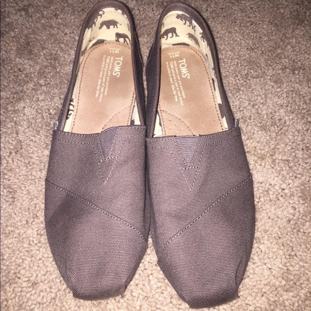 TOMS classic women’s shoe. Size 11- new