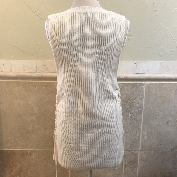 Uniq Ivory Knit Sleeveless Low V Neck Sweater M/L - Picture 3 of 6