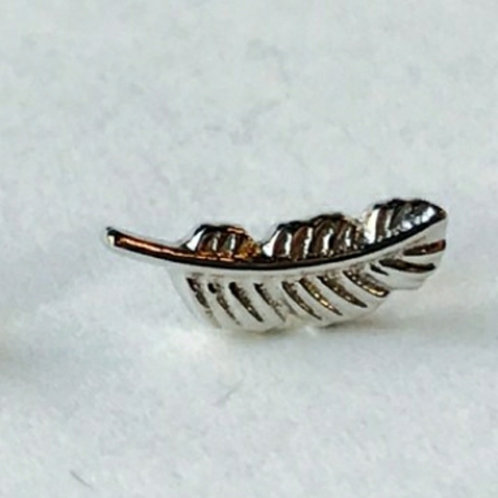 BVLA FEATHER 14K WHITE GOLD THREADED EARRING