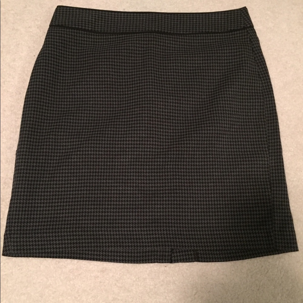 Banana Republic houndstooth black and gray skirt.